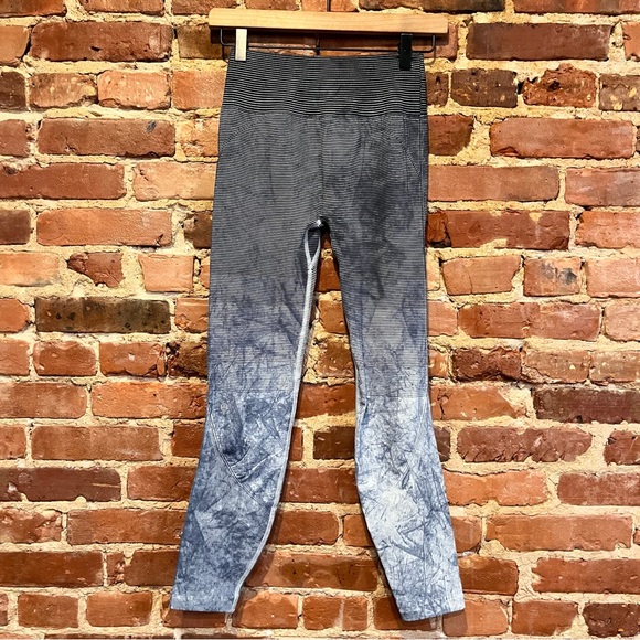 Lululemon Ebb to Train Tight Wash White / Black / Luna Size 4 - Picture 3 of 5